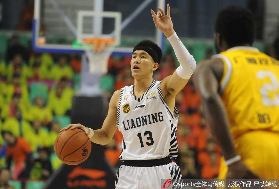 哈德森在三分线外高高跃起，防守球员已封到脸上，但他眼神坚定，篮球即将从他的指尖划出一道美丽的弧线。