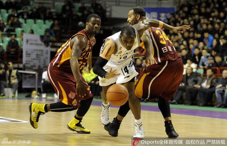 哈德森在严防下冷静指挥，眼神如鹰隼般犀利，手势精准调度着每一次进攻浪潮