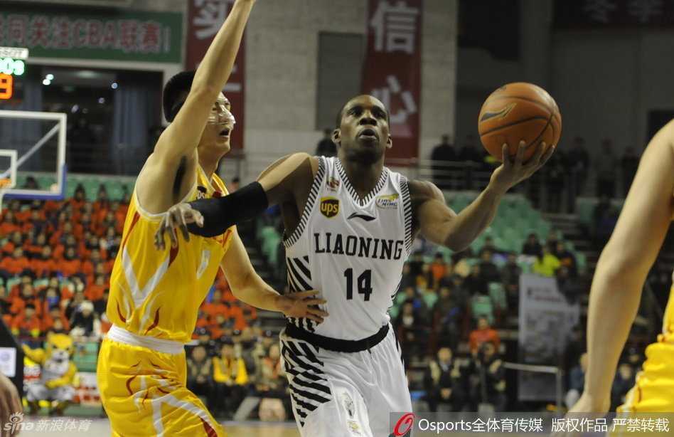 乱军之中哈德森凭借敏锐的判断将球收入囊中，为球队争得宝贵的球权。