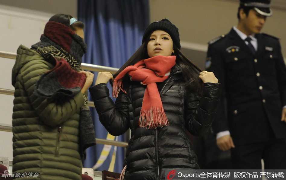 场边的郭艾伦女友静静观战，眼神中透露出对心中英雄的默默支持与温柔关切。