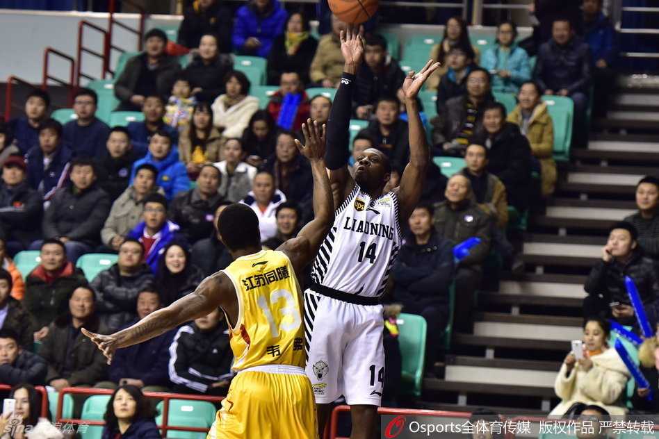 哈德森施展拿手绝技高难度后仰跳投，篮球空心入网，尽显冷血杀手本色。