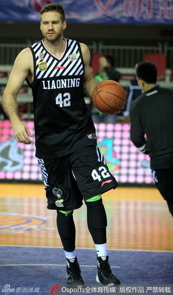 兰多夫弯下腰，运球寻找节奏，随即一个加速持球强突，他用强悍的身体顶着防守人，誓要将球放进篮筐