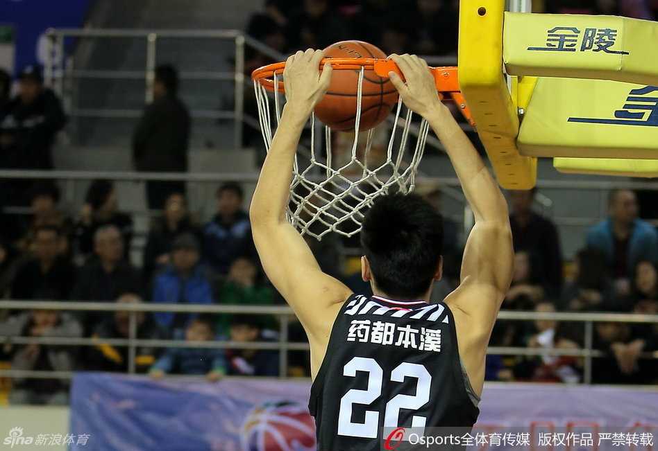 李晓旭高高跃起，在对手头顶狠狠将球砸进篮筐，双手暴扣的气势震撼全场，仿佛要将所有的能量倾泻而出