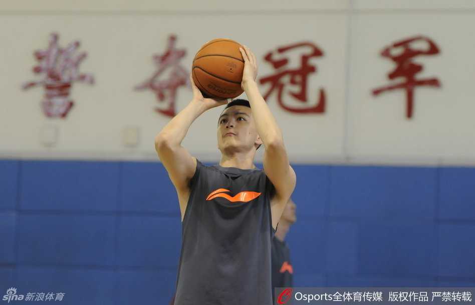 杨鸣在训练结束后进行额外的投篮加练，篮球划过一道优美的弧线稳稳入网，他的坚持为年轻队员们树立了榜样。