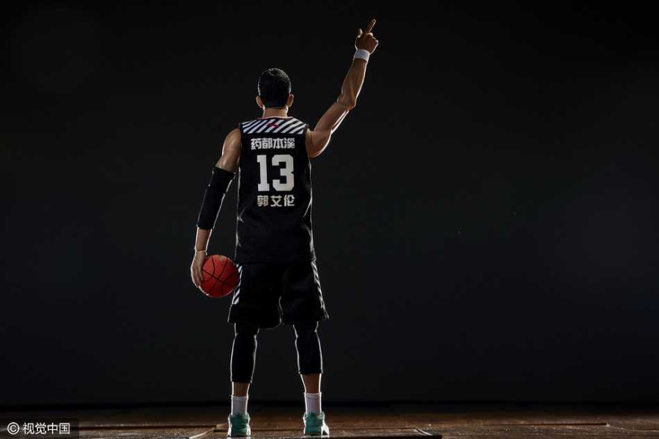 辽篮魂·匠心智造:郭艾伦限量版手办细节神还原,珍藏巅峰时刻 背景板与手办合影效果,篮球架背景下手办仿佛正在赛前热身,整体氛围感拉满,极具视觉冲击力