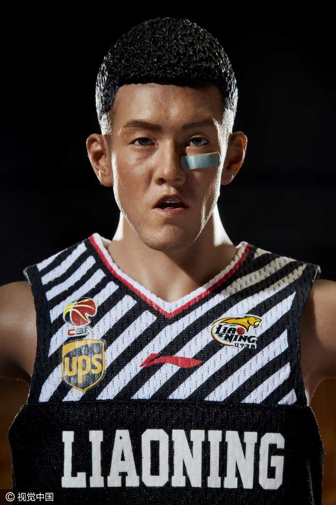 辽篮魂·匠心智造:郭艾伦限量版手办细节神还原,珍藏巅峰时刻 包装盒与配件全家福,精美的礼盒内整齐摆放着备用替换手型与纪念卡片,尽显限量版尊贵质感