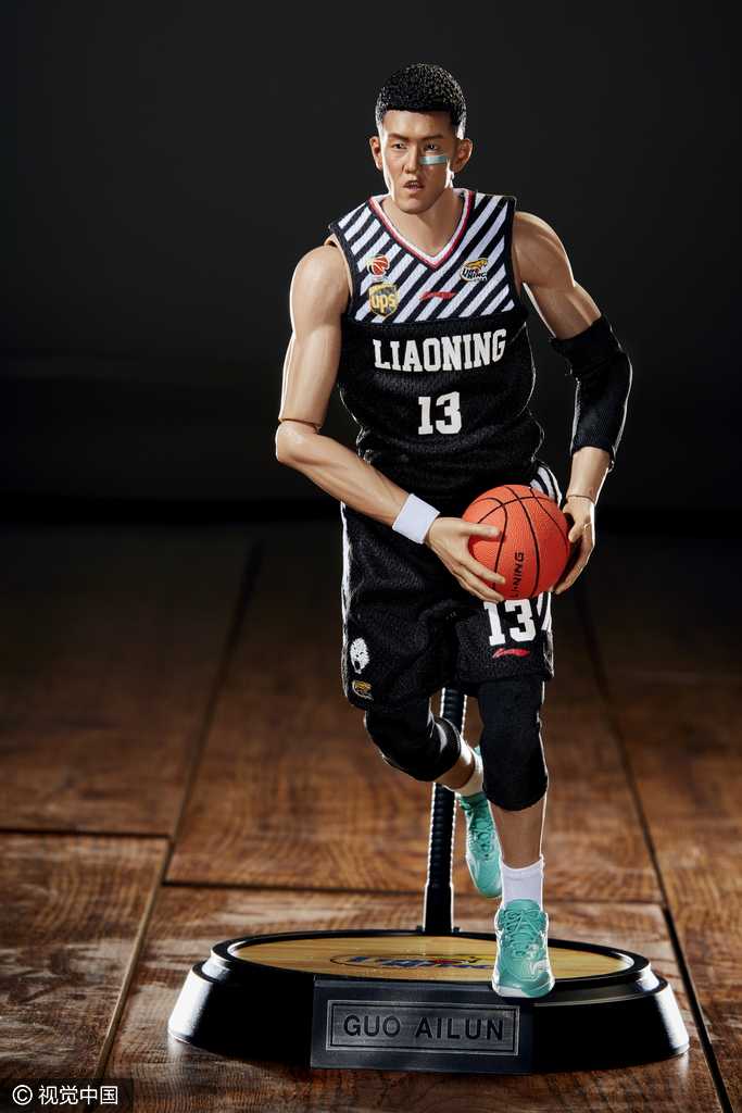 辽篮魂·匠心智造:郭艾伦限量版手办细节神还原,珍藏巅峰时刻 手办下半身细节展示,专业的篮球鞋纹理与紧身运动裤的褶皱感处理得相当写实,动感十足