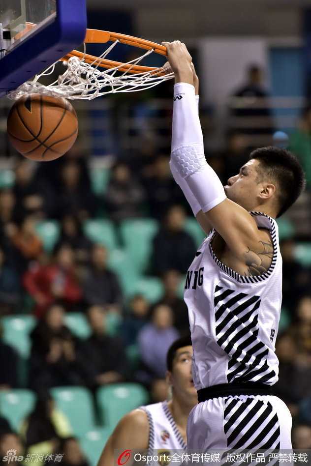 辽篮黄金一代热血战记:郭少锋芒韩德君擎天,那年他们的青春风暴 贺天举高高跃起,完成一记势大力沉的单手劈扣,整个人的身体在空中几乎平行于地面,充满暴力美学。