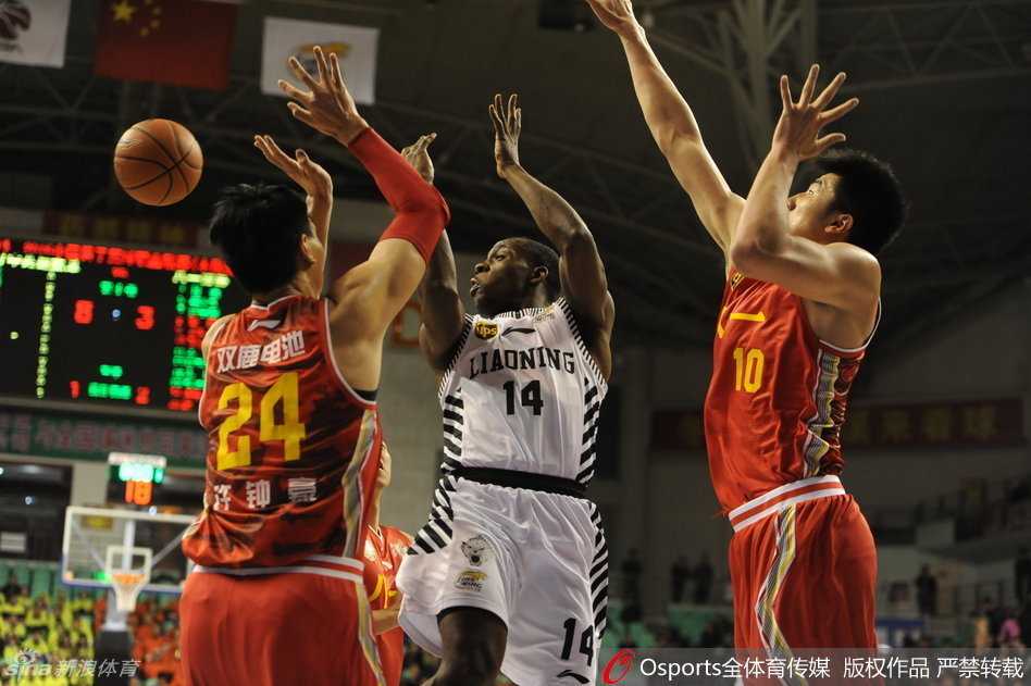 辽篮黄金一代热血战记:郭少锋芒韩德君擎天,那年他们的青春风暴 锋线尖刀贺天举面对防守悍将,毫无惧色地完成霸气转身上篮,身体在空中舒展成一张弓,将强硬与柔韧完美结合。