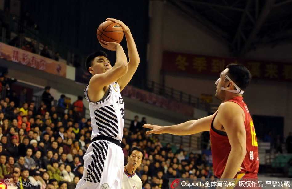 李晓旭在罚球线附近果断跳投，皮球划出美妙的弧线，这位国产魔兽用他标志性的中投为球队添砖加瓦。