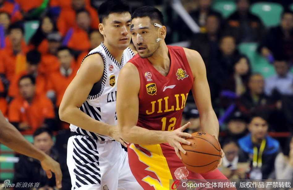 郭艾伦凭借娴熟的左手技术突破防守，在空中对抗后完成高难度上篮，这是亚洲第一控卫的成名绝技。