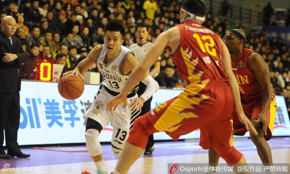 场边的郭士强指导手持战术板，神情严肃地向弟子们面授机宜，他的战术布置曾是辽宁队克敌制胜的法宝。