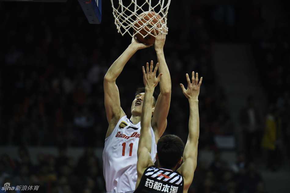 广东核心易建联遭韩德君迎面封盖，两人内线激烈对抗，展现了顶级中锋的对决。