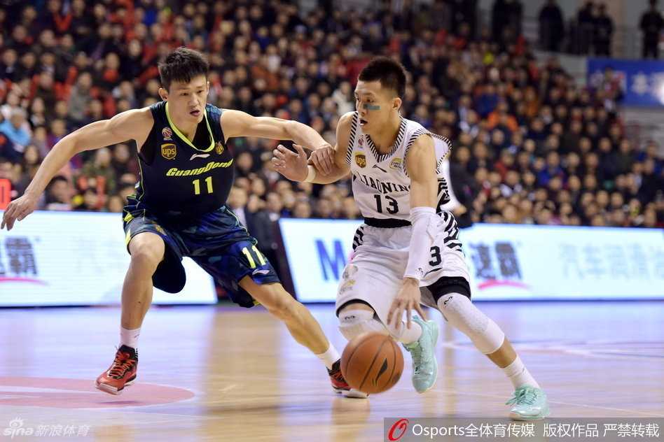 杜锋指导在场边站起身形，极具辨识度的口哨声穿透喧嚣，那是他指挥若定的战场号角，瞬间点燃广东队的防守激情。