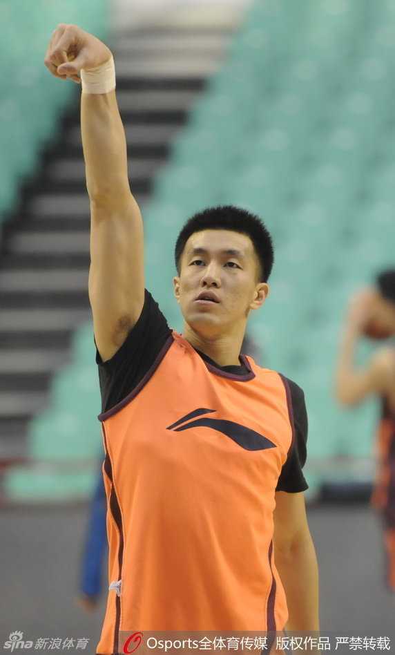 辽宁队主教练郭士强在场边神情专注地接受采访，手中可能还在比划着战术，他的话语中充满了对弟子的信任和对新赛季的周密规划，眼神中透着坚定。