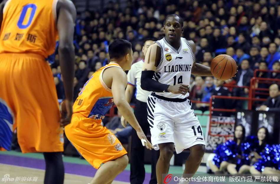 哈德森外线持球面对周鹏防守准备干拔跳投