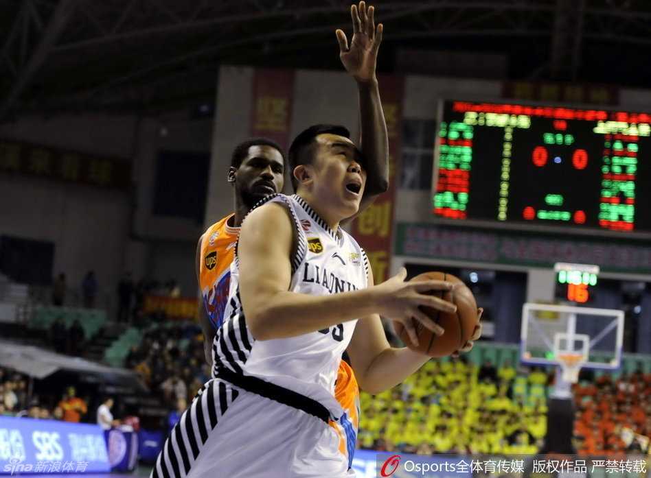 贺天举突破分球瞬间眼神寻找切入队友