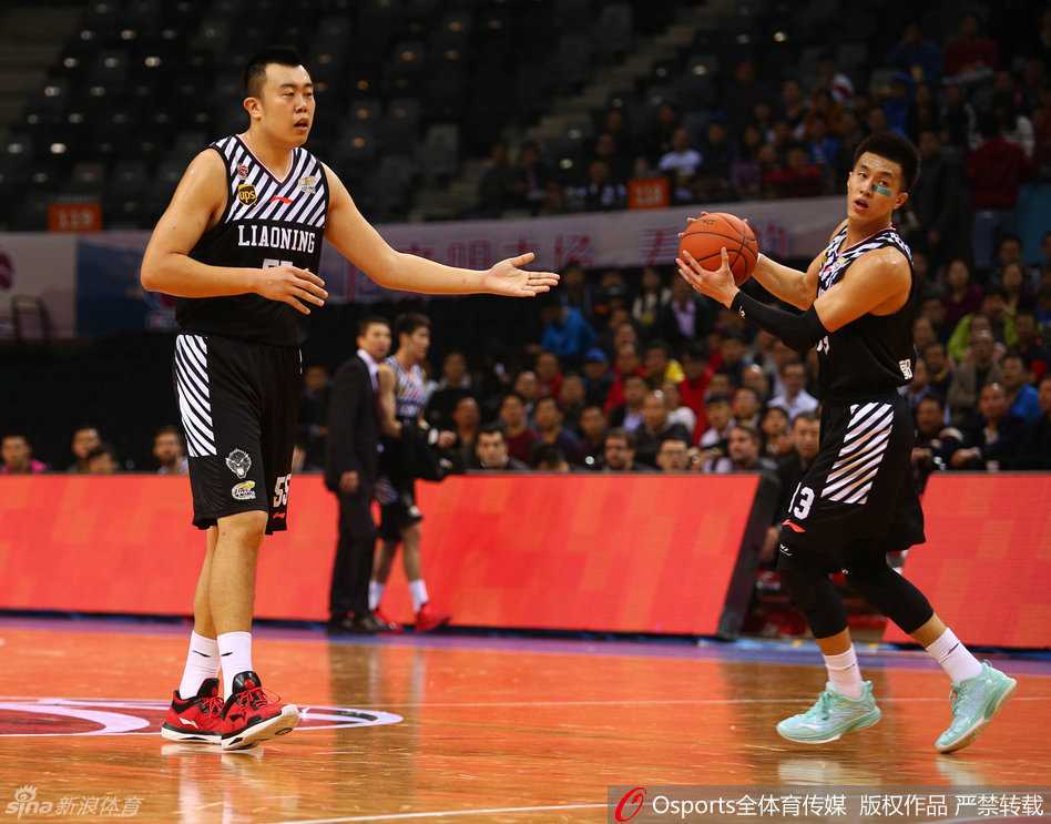 兰多夫在对手的严防下完成高难度后仰跳投，落地后他立刻转身向裁判大声抱怨，认为对方在防守时有推人动作，表情充满不甘与愤怒。