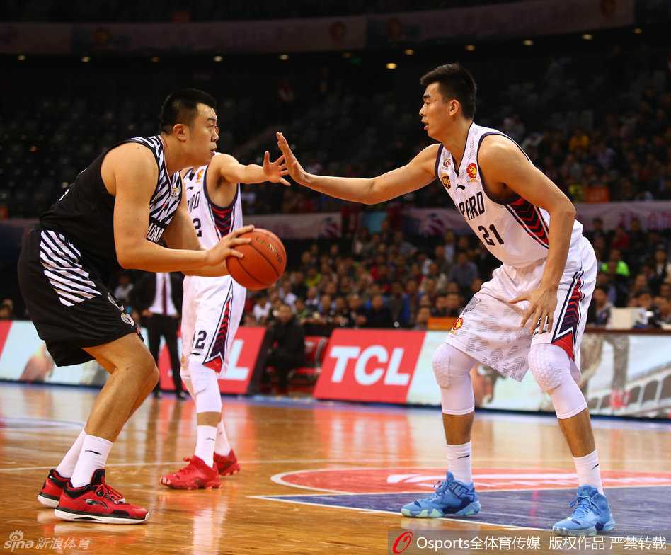 韩德君在篮下遭遇李慕豪的严密防守，他高高举起手臂奋力要球，两人在禁区内的卡位充满肌肉碰撞，对抗激烈。
