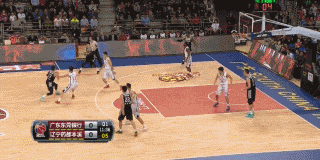 贺天举在外线觅得空位，接球后果断出手，篮球划出一道美丽的弧线空心入网，他的手感火热得让广东队替补席一片寂静。