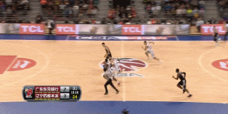 董瀚麟接球后顺势起跳，单臂高高举起，以一记势大力沉的单手劈扣终结进攻，展现了年轻内线的爆炸性运动能力。