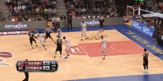 外线射手贺天举手风极顺，连续在外线发炮，篮球像精确制导的导弹一样连续命中篮筐，让对手的防守顾此失彼。