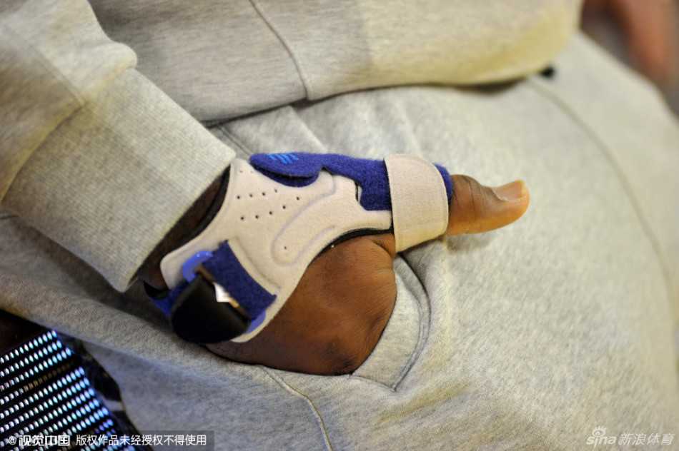 布鲁克斯在三分线外接球就投，出手的篮球带着美妙的弧线，像精确制导的导弹一般，空心穿过篮网。