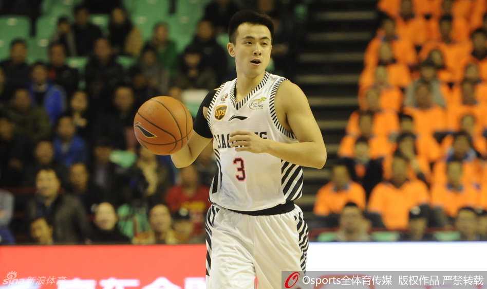 篮下瞬间成为激烈战场，韩德君与江苏内线球员肌肉贲张，在狭小的空间内奋力争抢篮板球位置，火药味十足。