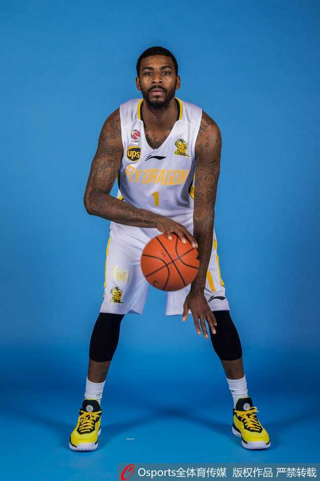 追忆北控男篮筑梦季:三外援引领下的京城新势力与本土希望 球队希望之星贺希宁持球快速突破,年轻的脸上写满坚毅,他用一次次犀利的切入宣告着自己的天赋,代表着北控男篮未来的无限可能。