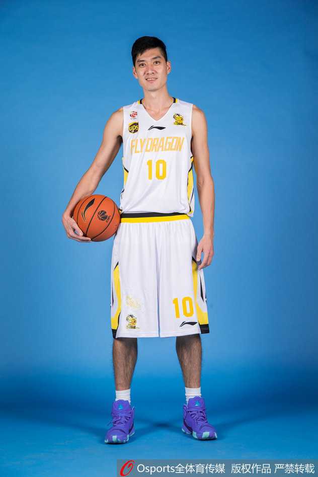 追忆北控男篮筑梦季:三外援引领下的京城新势力与本土希望 功勋队长于梁在比赛中神情专注,身为球队的定海神针,他不仅要用精准投篮为球队攻城拔寨,更要用领袖气质串联起全队的攻防节奏。