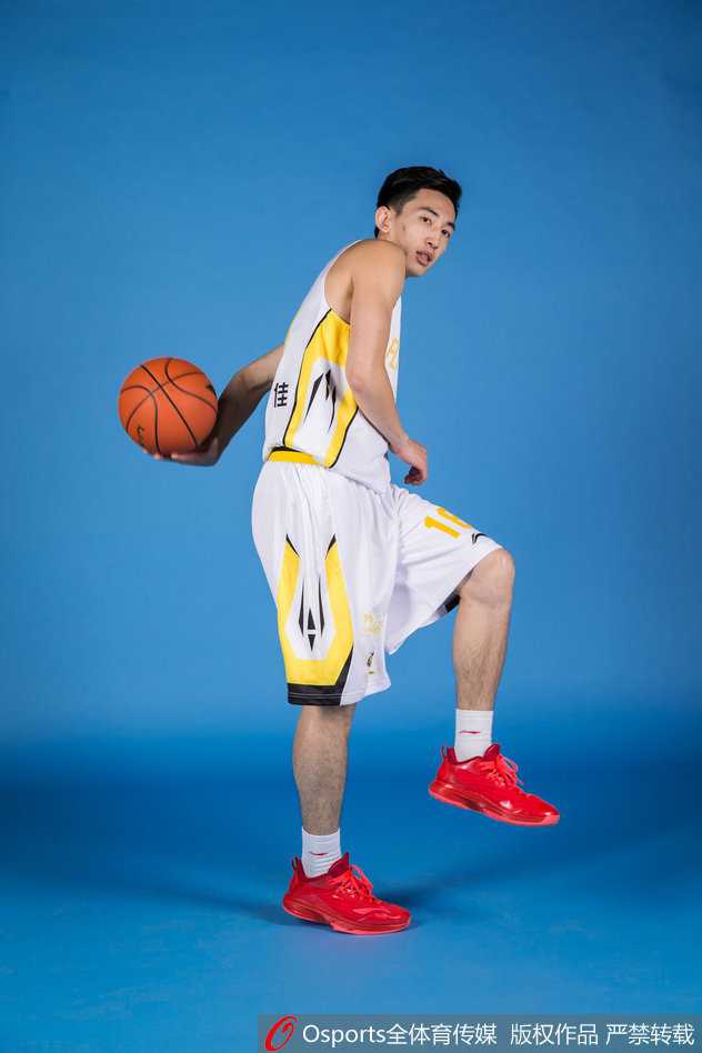 追忆北控男篮筑梦季:三外援引领下的京城新势力与本土希望 新赛季出征仪式上,伊朗国手卡姆拉尼与队友一同向镜头展示新战袍,那明亮的配色与队徽不仅代表着京城新军,更凝聚着全队上下对新征程的无限憧憬。