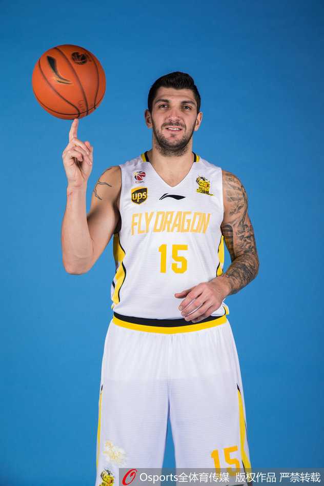 追忆北控男篮筑梦季:三外援引领下的京城新势力与本土希望 乌拉圭中锋埃斯特班·巴蒂斯塔身披北控战袍,他魁梧的身躯犹如移动长城,在禁区内展现出强大的统治力,准备捍卫球队的禁区荣耀。