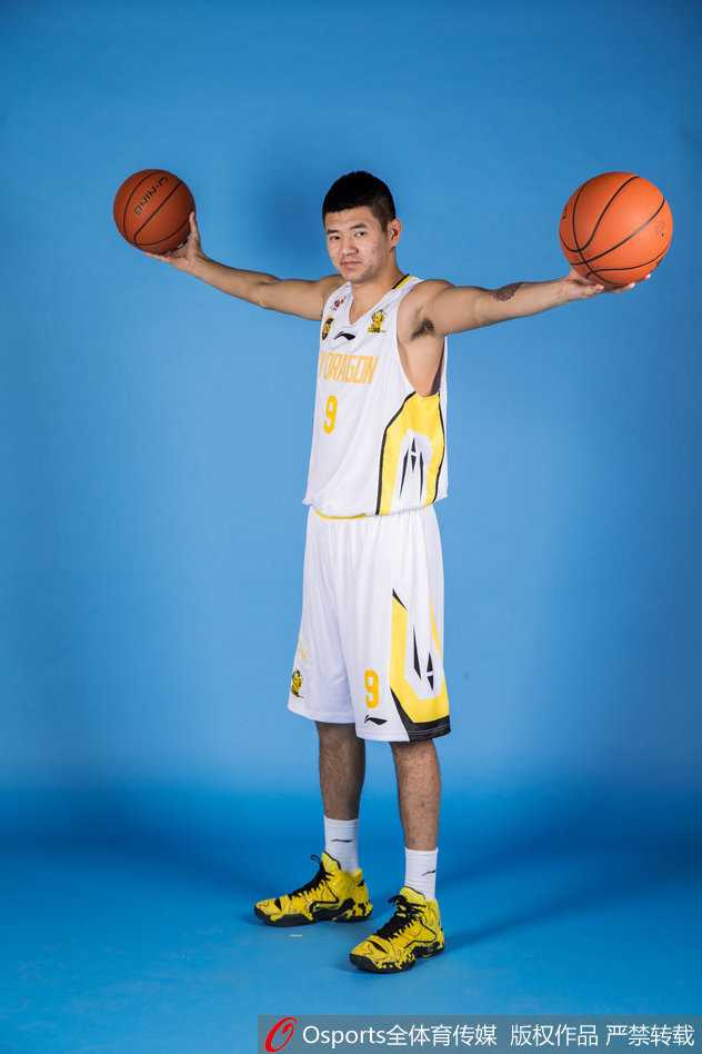 追忆北控男篮筑梦季:三外援引领下的京城新势力与本土希望 赛前热身时,刘大鹏、于梁等国内球员认真进行拉伸训练,他们明白作为球队的基石,必须保持最佳身体状态,才能在三外援身边提供最坚实的火力支援。