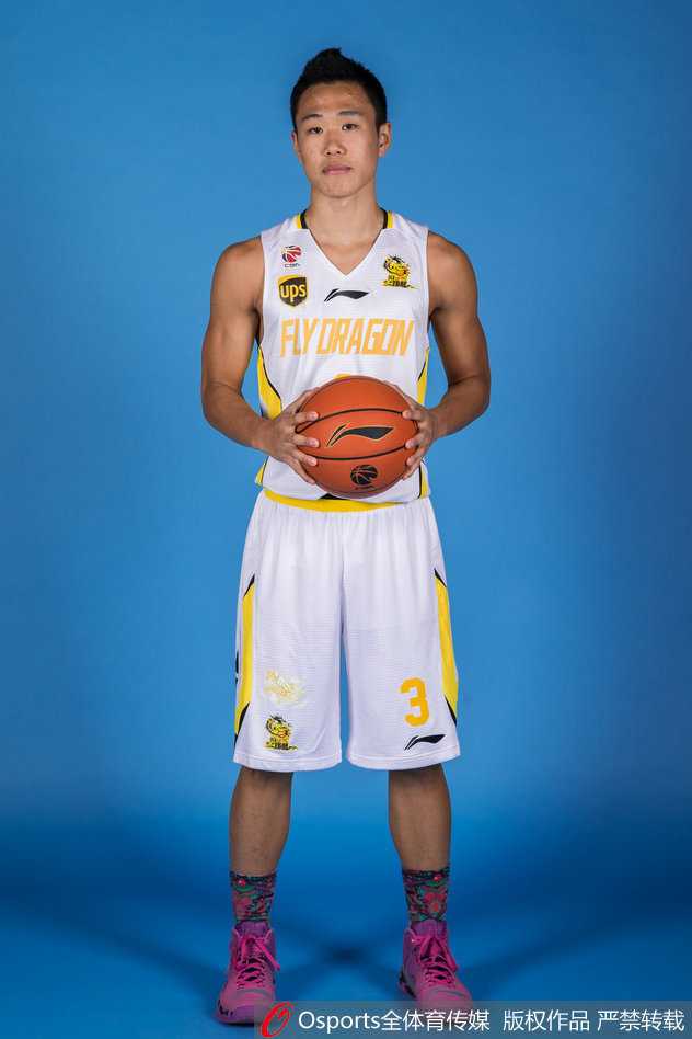 追忆北控男篮筑梦季:三外援引领下的京城新势力与本土希望 赛后,替补席上的球员们激动地起立欢呼,他们的眼神聚焦赛场,每一次队友的精彩表现都牵动着他们的心,这种团结一心的氛围正是那支北控队最动人的底色。