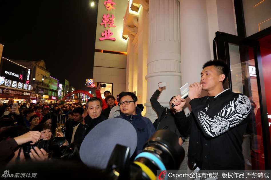 追忆辽篮黄金一代:郭艾伦赵继伟贺天举那年引爆的人潮 活动现场人山人海,热情的球迷们将商场中庭围得水泄不通,高举起手臂只为更近地看一眼心中的偶像