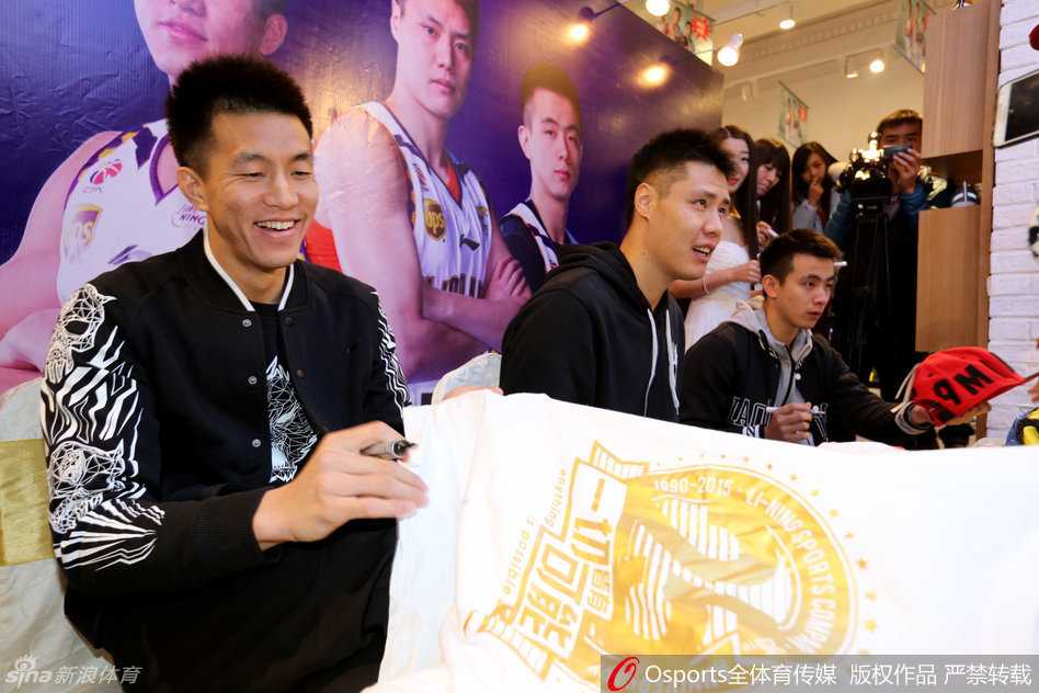 追忆辽篮黄金一代:郭艾伦赵继伟贺天举那年引爆的人潮 辽宁三少郭艾伦、赵继伟、贺天举同时出现在球迷中间,耐心地配合着球迷的自拍角度,脸上洋溢着开心的笑容