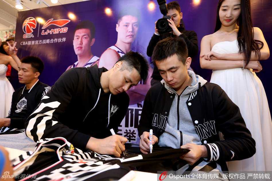 追忆辽篮黄金一代:郭艾伦赵继伟贺天举那年引爆的人潮 贺天举与赵继伟并肩而立,两人穿着休闲装束,面对镜头露出默契而轻松的微笑,尽显兄弟情深