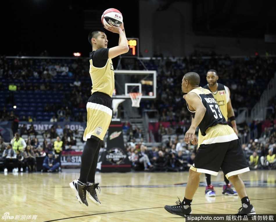 逐梦多伦多:吴亦凡名人赛首秀闪耀,篮板拼劲铸就经典一战 身披10号战袍的吴亦凡亮相红毯,意气风发,尽显东方少年的自信与从容。