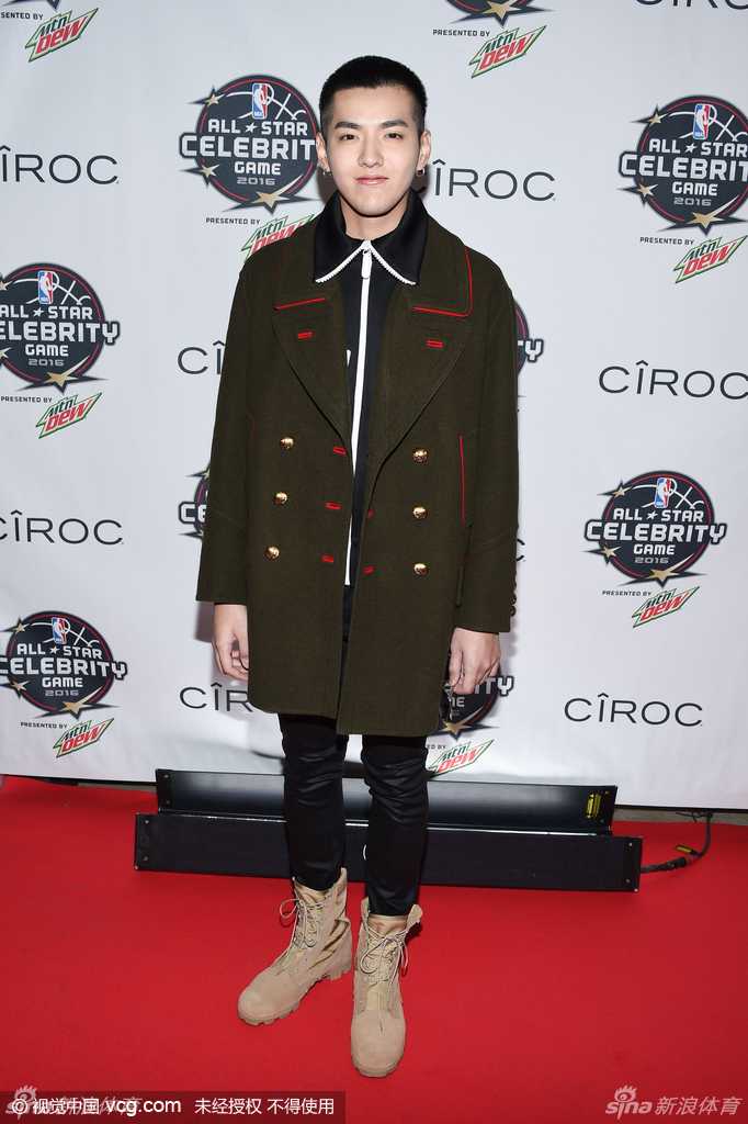 逐梦多伦多:吴亦凡名人赛首秀闪耀,篮板拼劲铸就经典一战 赛前热身时,吴亦凡专注地进行拉伸训练,眼神中透露出对比赛的渴望与认真。