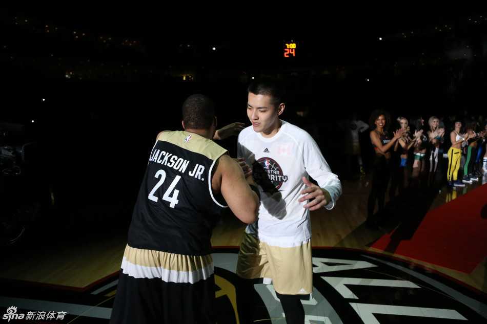 逐梦多伦多:吴亦凡名人赛首秀闪耀,篮板拼劲铸就经典一战 吴亦凡高高跃起,在篮下积极拼抢篮板,展现了他在防守端的拼劲与天赋。