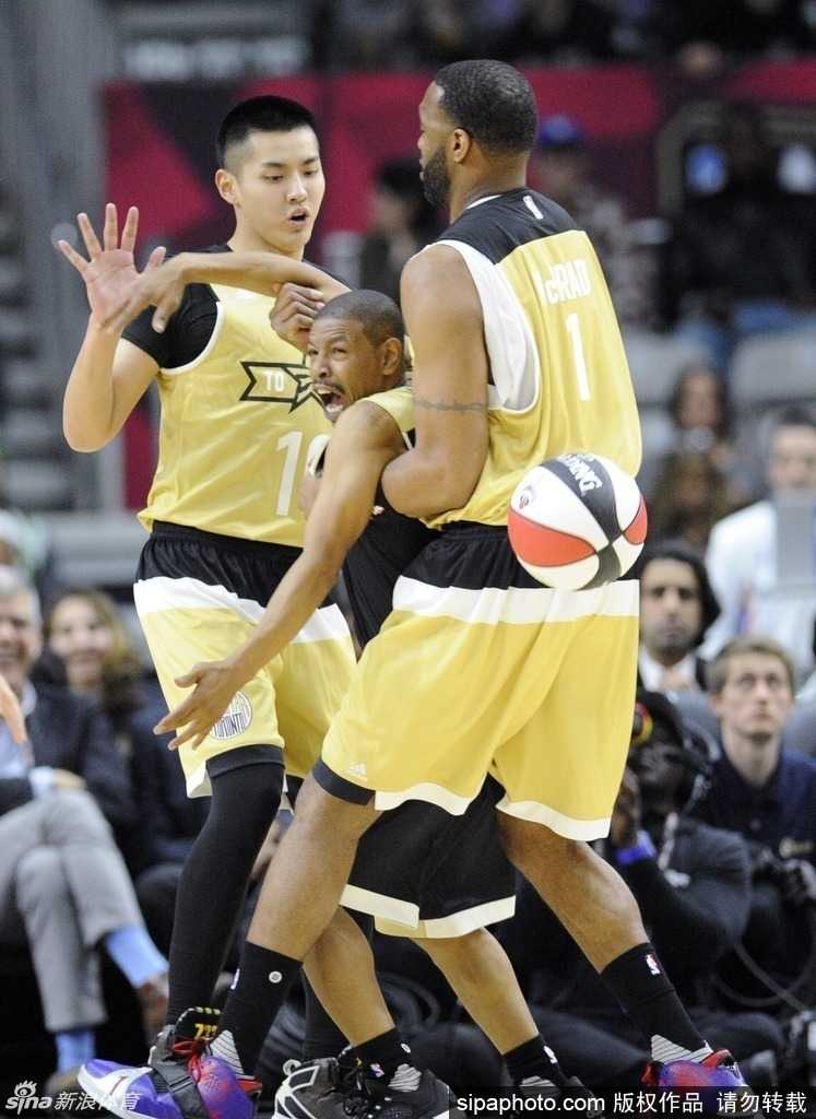 逐梦多伦多:吴亦凡名人赛首秀闪耀,篮板拼劲铸就经典一战 吴亦凡与队友麦蒂在场边热聊,两位跨界巨星惺惺相惜,气氛融洽。