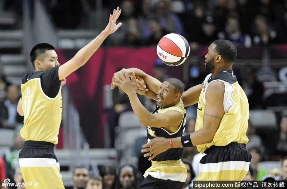 逐梦多伦多:吴亦凡名人赛首秀闪耀,篮板拼劲铸就经典一战 面对防守,吴亦凡毫无惧色,持球突破,身姿矫健如一阵旋风。
