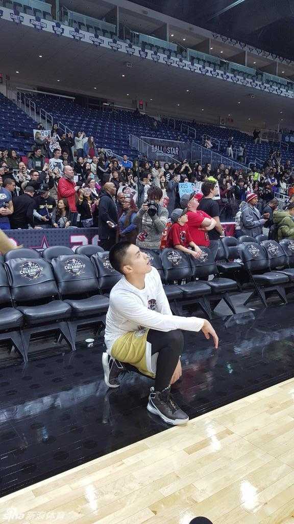 逐梦多伦多:吴亦凡名人赛首秀闪耀,篮板拼劲铸就经典一战 吴亦凡控球组织进攻,沉着冷静地观察场上局势,颇有几分指挥官的风范。