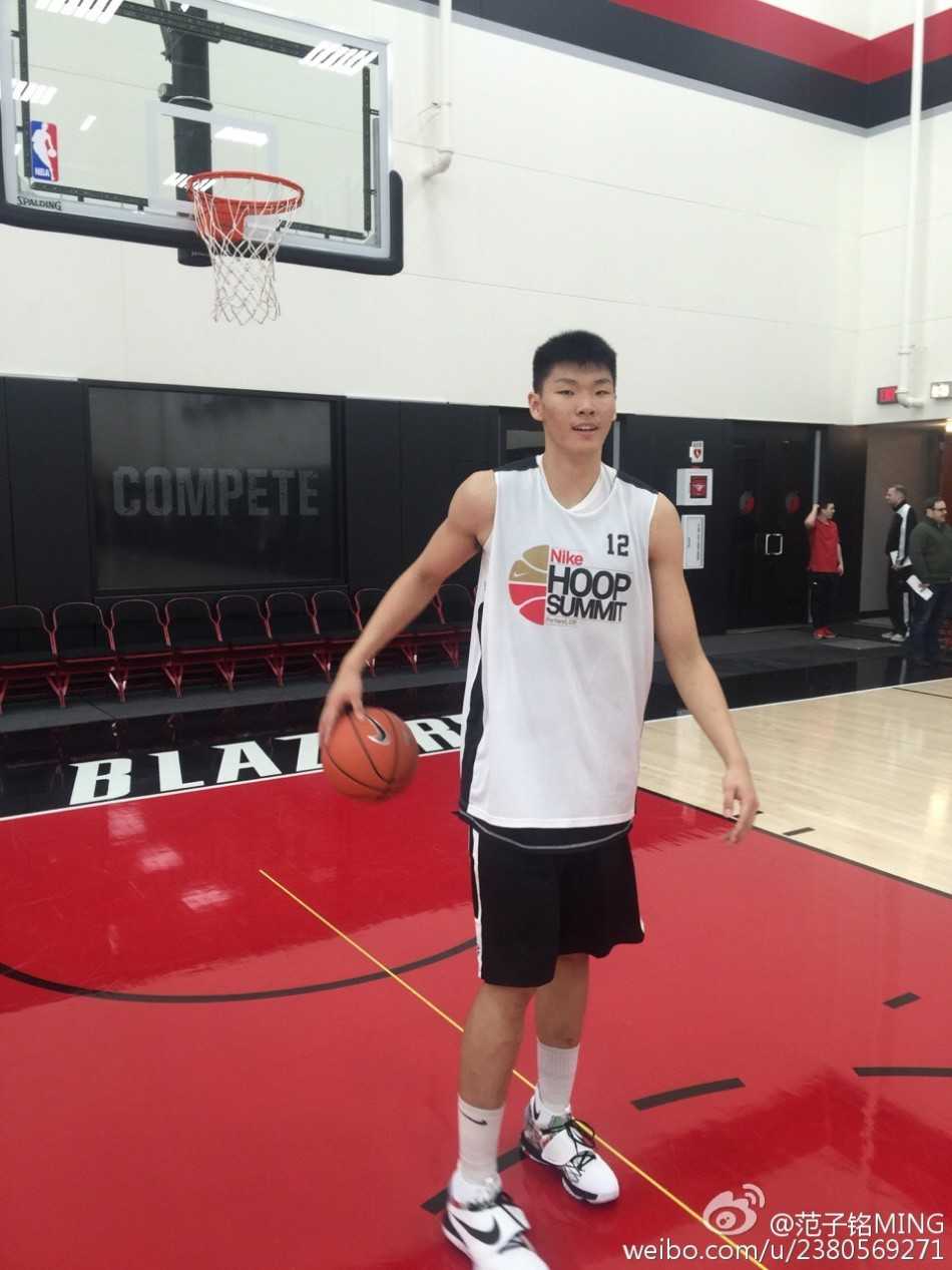 面对美国队高大内线的严密防守，范子铭毫无惧色，高高跃起拼抢篮板球，手臂上的肌肉线条展现出全力拼搏的力量感。