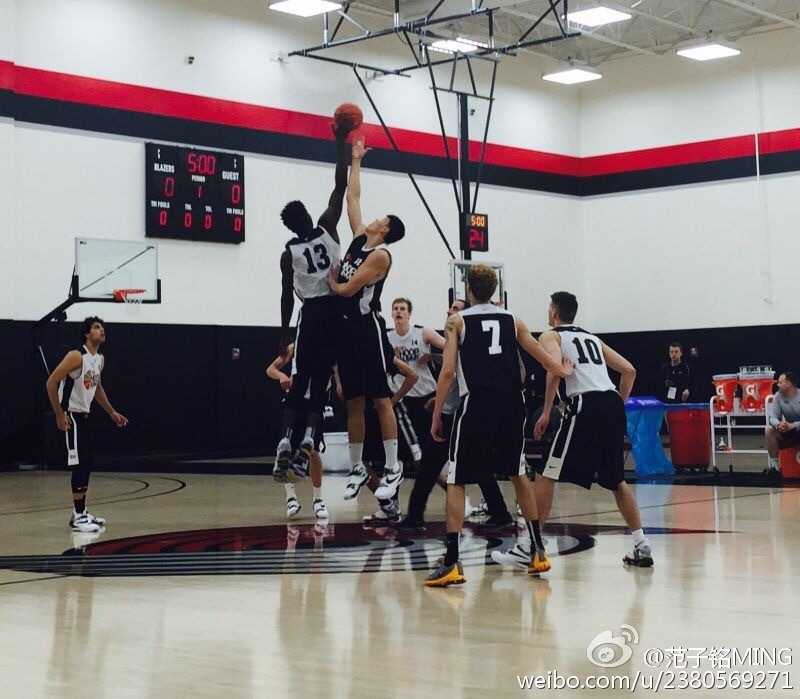 身穿国际队红色战袍的范子铭在赛前热身中神情专注，拉伸筋骨，为即将到来的激烈对抗做着最后准备。