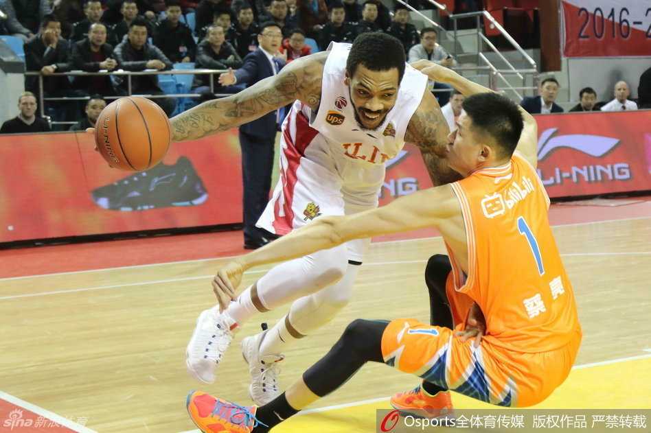 面对旧主的吉林主帅邓华德，在场边神情专注地指挥作战，每一次哨响他都奋力挥手，试图用他的激情点燃东北虎主场的斗志。