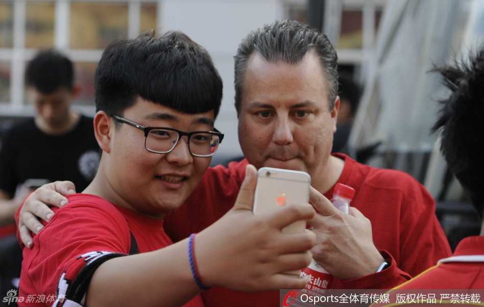 邓华德跨界助威中超 胜利手势点燃长春球迷激情 吉篮球员们集体亮相中超看台,他们身披亚泰围巾,与现场球迷亲密合影,记录下这难得的跨界瞬间。