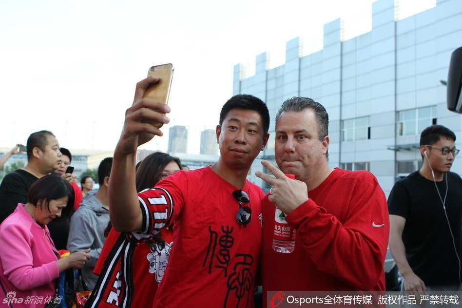 邓华德跨界助威中超 胜利手势点燃长春球迷激情 邓华德在看台上做出标志性的胜利手势,眼神中透露出对胜利的渴望,嘴角挂着标志性的邓式微笑。