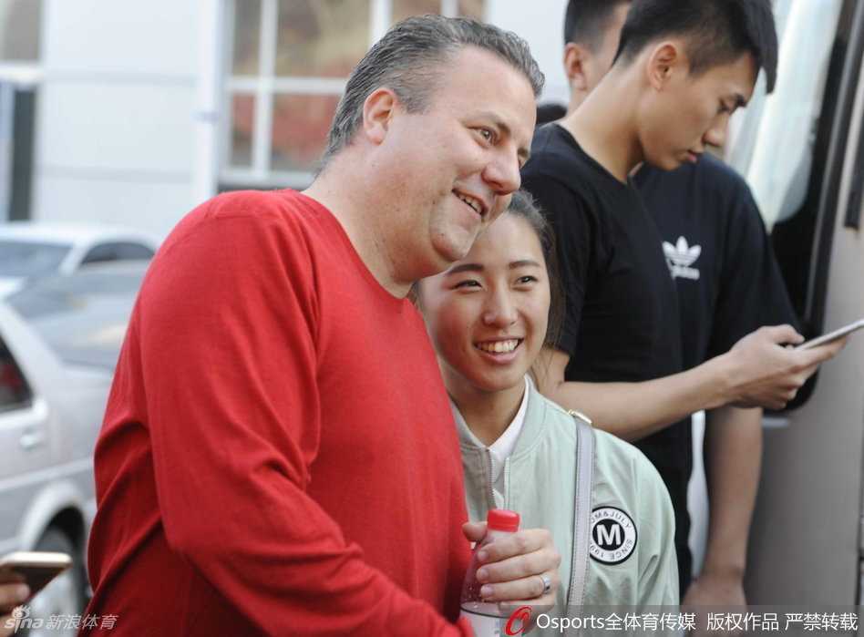 邓华德跨界助威中超 胜利手势点燃长春球迷激情 邓华德有板有眼地操作着摄像机,眼神专注,神态认真,体验了一把跨界体育记者的工作乐趣。