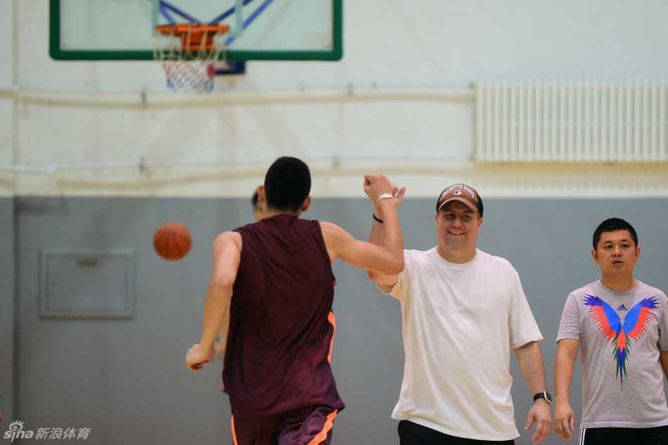 邓华德重塑吉林东北虎年轻铁军 激情主帅邓华德在训练场上与年轻队员用力击掌,他的脸上挂着标志性的灿烂笑容,仿佛要将必胜的信念通过掌心传递给每一位东北虎将士。